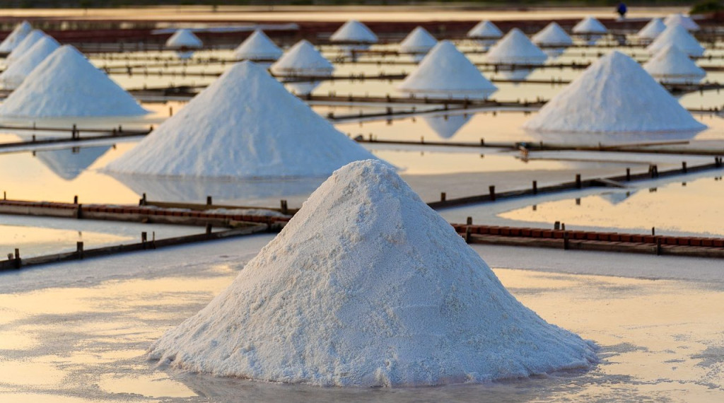 Memanen Garam: Proses dan Manfaatnya untuk Kesehatan