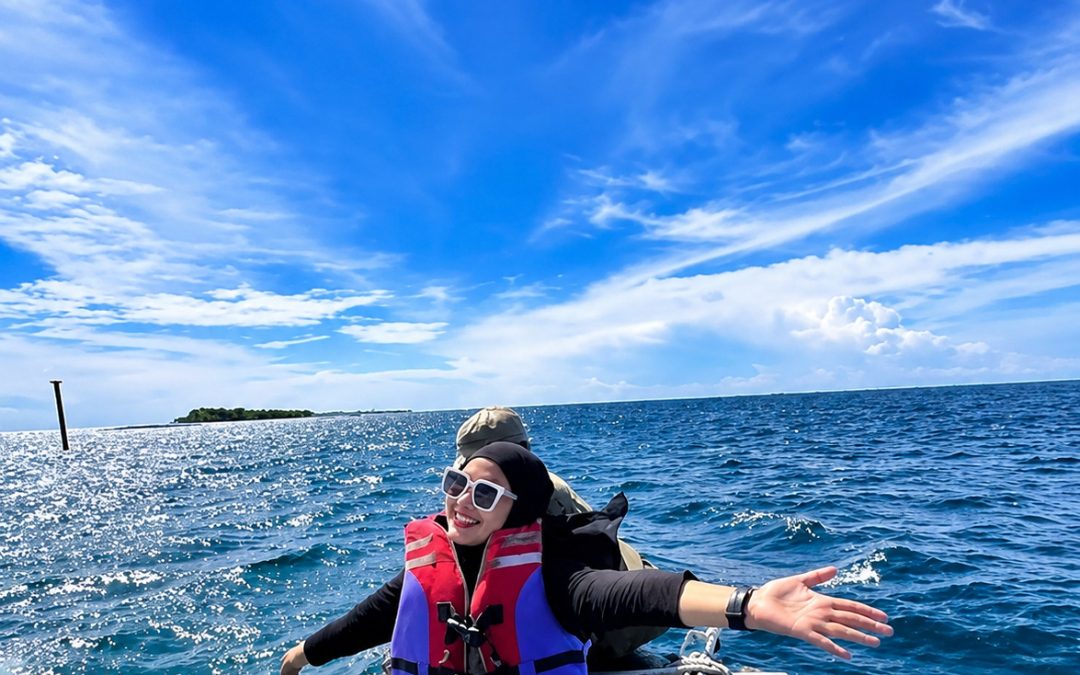 Wisatawan mengenakan pelampung dengan tenang saat naik kapal menuju Pulau Tidung