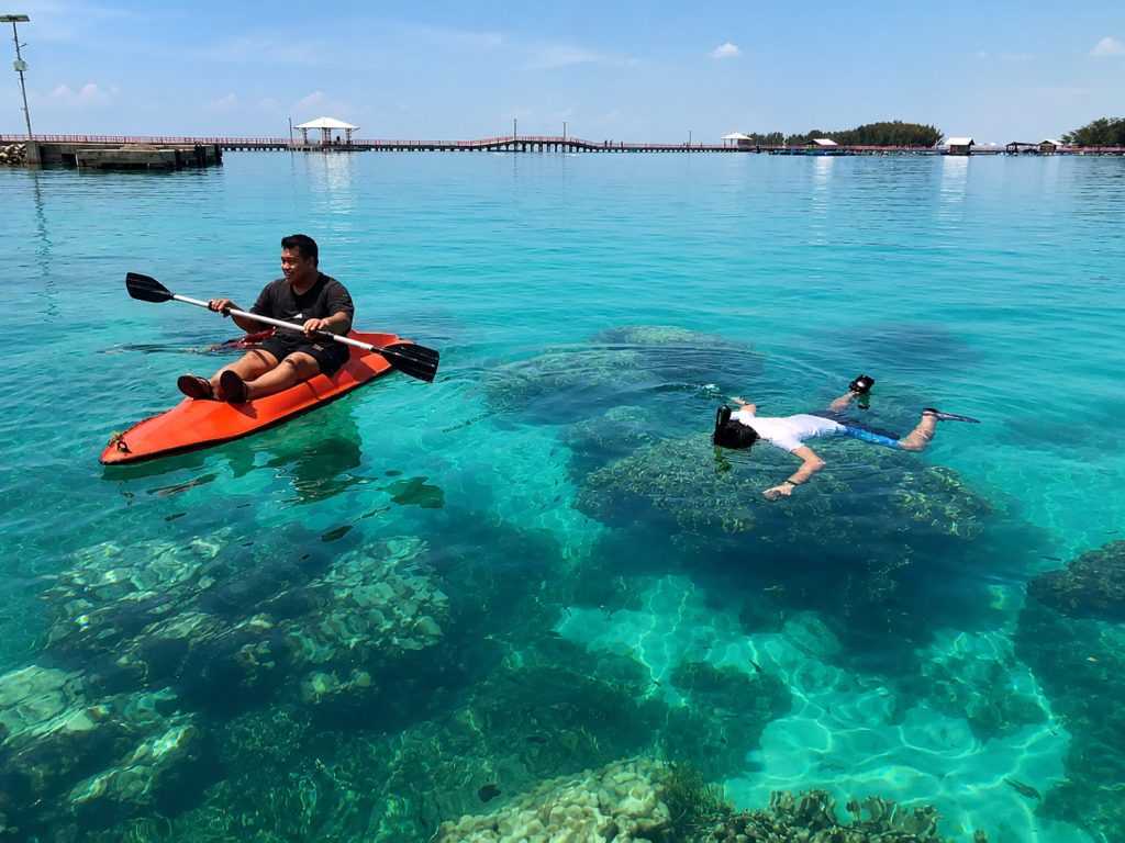 Aktivitas snorkeling di perairan jernih Pulau Tidung saat solo traveling