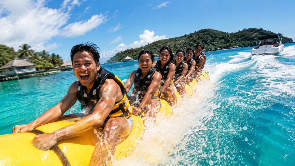Aktivitas banana boat dan snorkeling dalam paket group Pulau Tidung