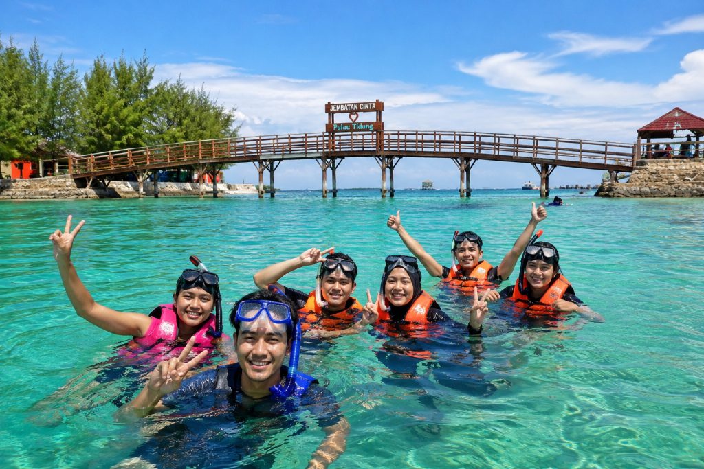 Aktivitas snorkeling dan bermain air saat libur 17 Agustus di Pulau Tidung