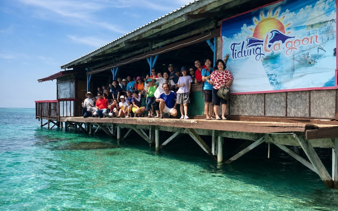 Rombongan besar berfoto bersama di dermaga Tidung Lagoon saat study tour Pulau Tidung
