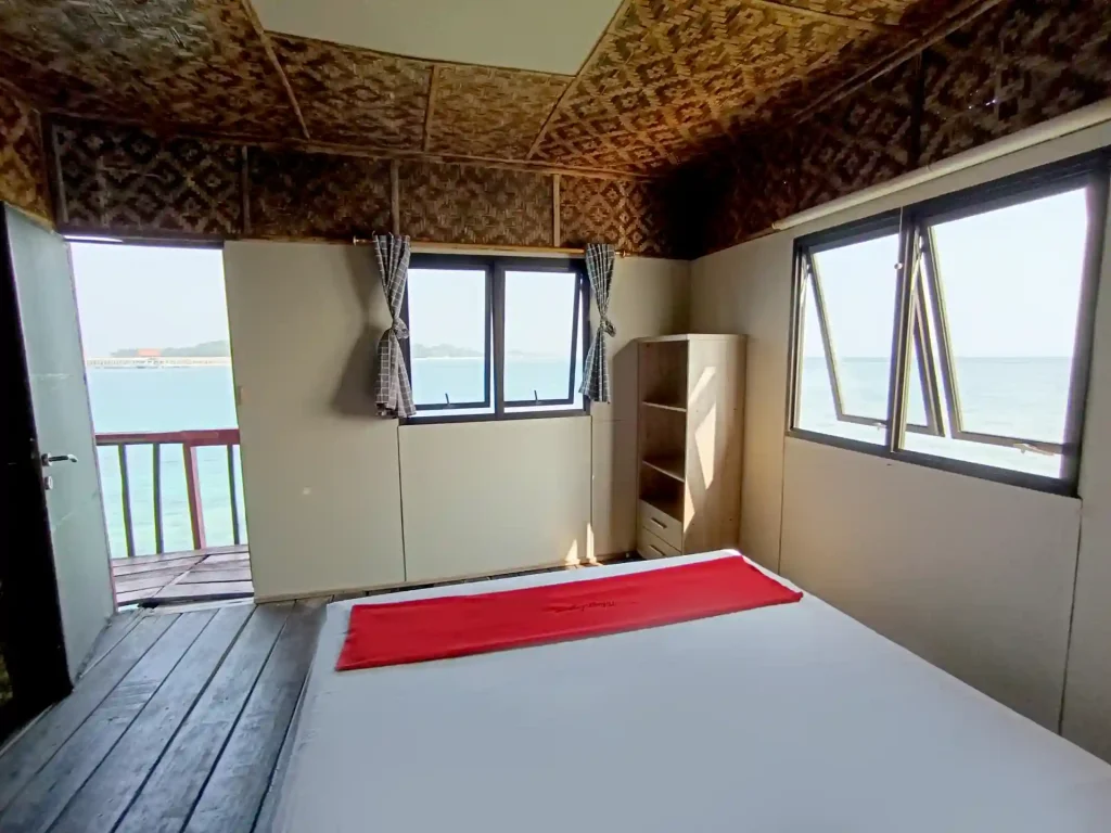 Kamar Tidung Lagoon dengan pemandangan laut langsung dan akses ke balkon, cocok untuk workation Pulau Tidung