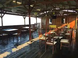 Persiapan menu untuk tamu dengan alergi makanan di Pulau Tidung