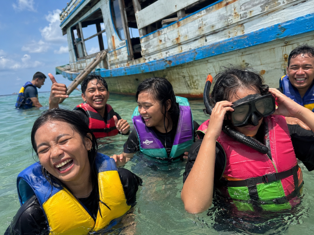 Wisatawan menikmati snorkeling saat liburan Lebaran di Pulau Tidung
