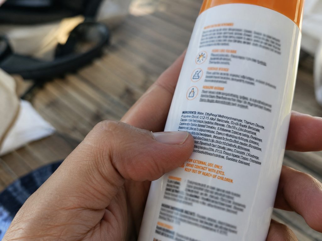Label kemasan sunscreen ramah karang dengan kandungan mineral alami
