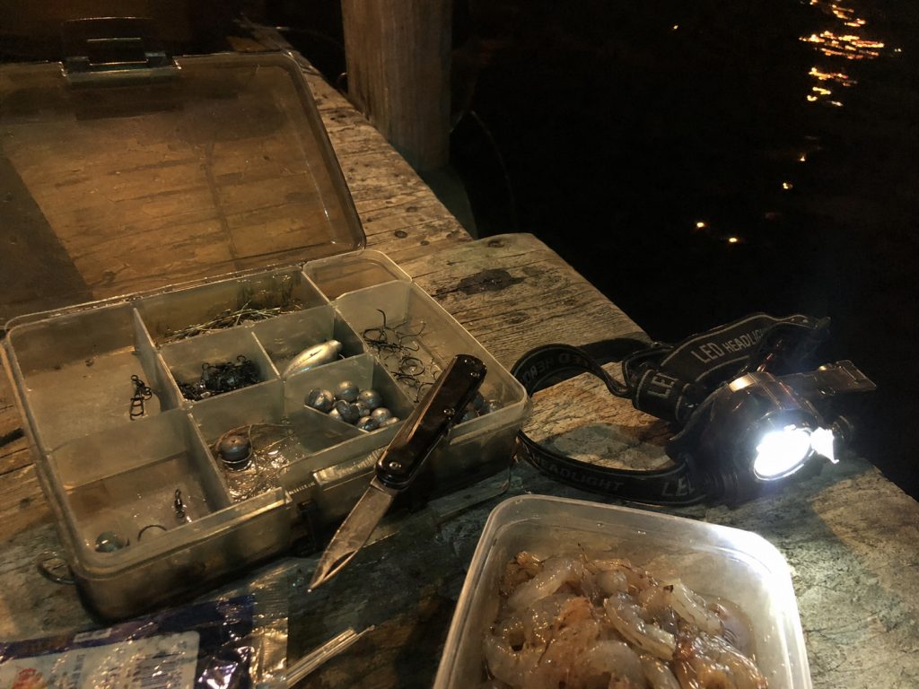 Peralatan pancing dan umpan yang disiapkan untuk sesi mancing malam